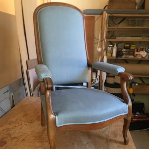 Fauteuil voltaire à tissu en lin bleu ciel