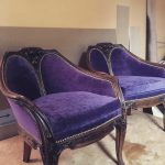 Paire de fauteuils en velours violet