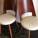 Paire de chaises Vintage Baumann en faux cuir beige