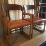 Paire de fauteuils Baumann en cuir
