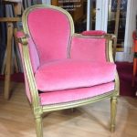 Fauteuil Louis XVI en velours rose bonbon