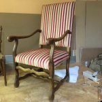 Fauteuil Louis XIV haut dossier. Tissu à rayures orange