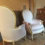 Fauteuils bergères Louis XVI. Tissu à motifs discrets beige