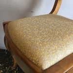 Chaise salle à manger tissu Lelièvre Paris jaune/or
