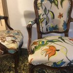 Paire cabriolet Louis XV tissu fleurs