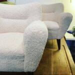 Paire de fauteuils cocooning en tissu bouclettes blanches