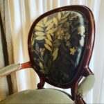 Fauteuil Cabriolet en velours. Tissu kaki et feuillages