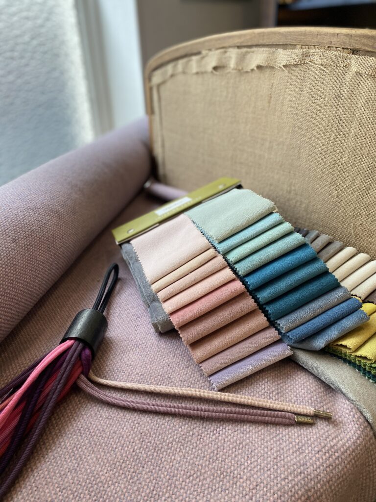 Échantillonnage gamme rose sur banquette et galon Houlès