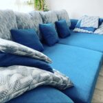 Canapé bleu et dossier à motif Casal